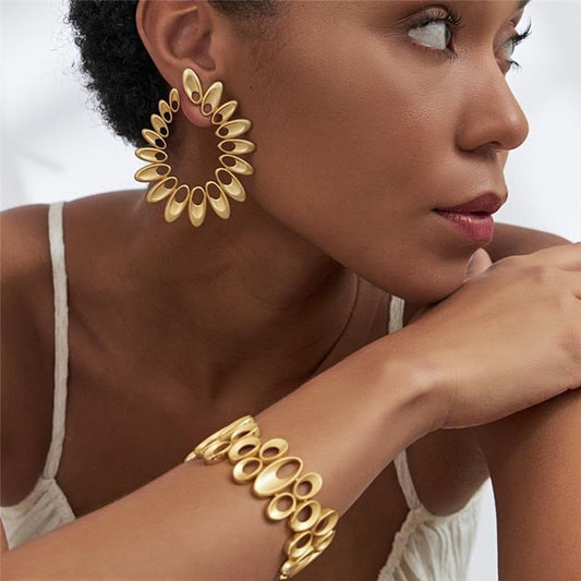 Giant Daisy Earrings - Matte Gold